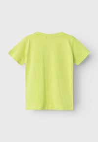 Kurzarm-T-Shirt in leuchtendem Neon-Gelb, aus weicher Baumwolle gefertigt, mit Rundhalsausschnitt und einer glatten Textur ohne zusätzliche Muster.