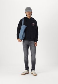 Abercrombie & Fitch MCLAREN POPOVER  - Kapuzenpullover - black beauty acid wash