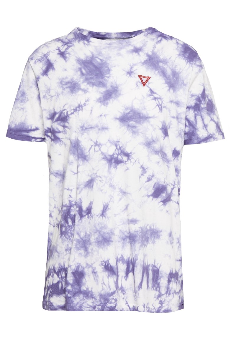 Camiseta de algodón en color blanco con un patrón de tie-dye en púrpura. Presenta mangas cortas, cuello redondo y un pequeño logo triangular rojo en el pecho.