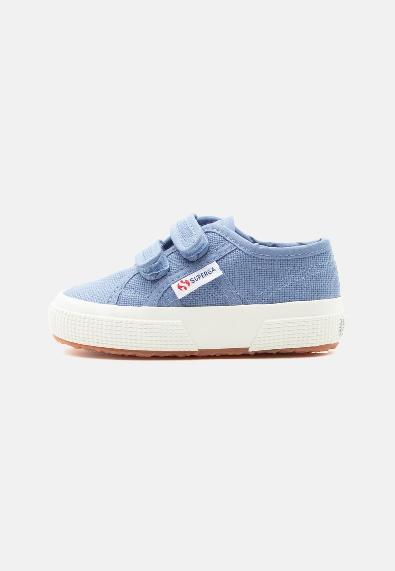 Hellblauer Canvas-Kinderschuh mit weißer Sohle, zwei Klettverschlüssen und "Superga" Markenetikett an der Seite.