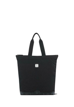 Sort tote taske med dobbelte håndtag, lynlås lukning, lille sølv logo plade foran og logo kant i bunden.