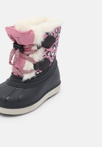 Botte d'hiver enfant avec semelle en caoutchouc noire, tissu imprimé léopard rose, lacets roses et doublure en fausse fourrure blanche.
