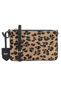 Luipaardprint clutch bag met een textuur die lijkt op bont, zwarte leren accenten, een afneembare strap en een metallic logo-detail.