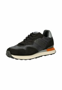 Schwarzer Sneaker aus Wildleder und Leder, mit runder Zehenpartie, strukturiertem Oberfläche, orange Akzent an der Ferse und schwarzer Gummilaufsohle.