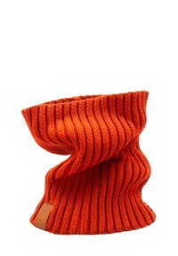 Pomarańczowy dziergany komin na szyję o prążkowanej fakturze i składanym designie. Po boku znajduje się mała skórzana metka.