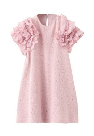 Vestido de punto rosa claro con mangas cortas con volantes en capas y cierre con botón en forma de ojo de cerradura en la parte trasera.