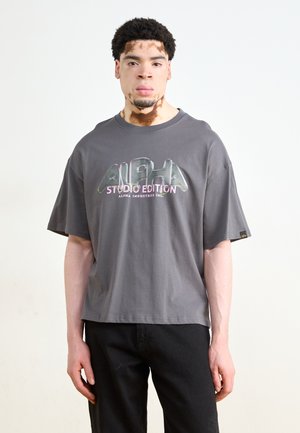 STUDIO EDITION VIBE  - Print T-shirt - vintage grey