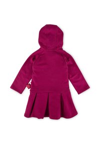 Fuchsia Kapuzenkleid mit langen Ärmeln, Kapuze und plissiertem Rock. Weicher Stoff mit glatter Textur. Enthält ein kleines seitliches Etikett.