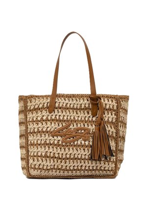Bolso tote tejido en beige y marrón con asas de cuero marrón, detalle de borla y firma decorativa en cuero en el frente.