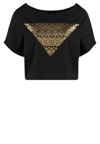 Camiseta negra cropped con escote amplio que presenta un patrón geométrico triangular metálico dorado en el frontal. Tejido suave, corte relajado.