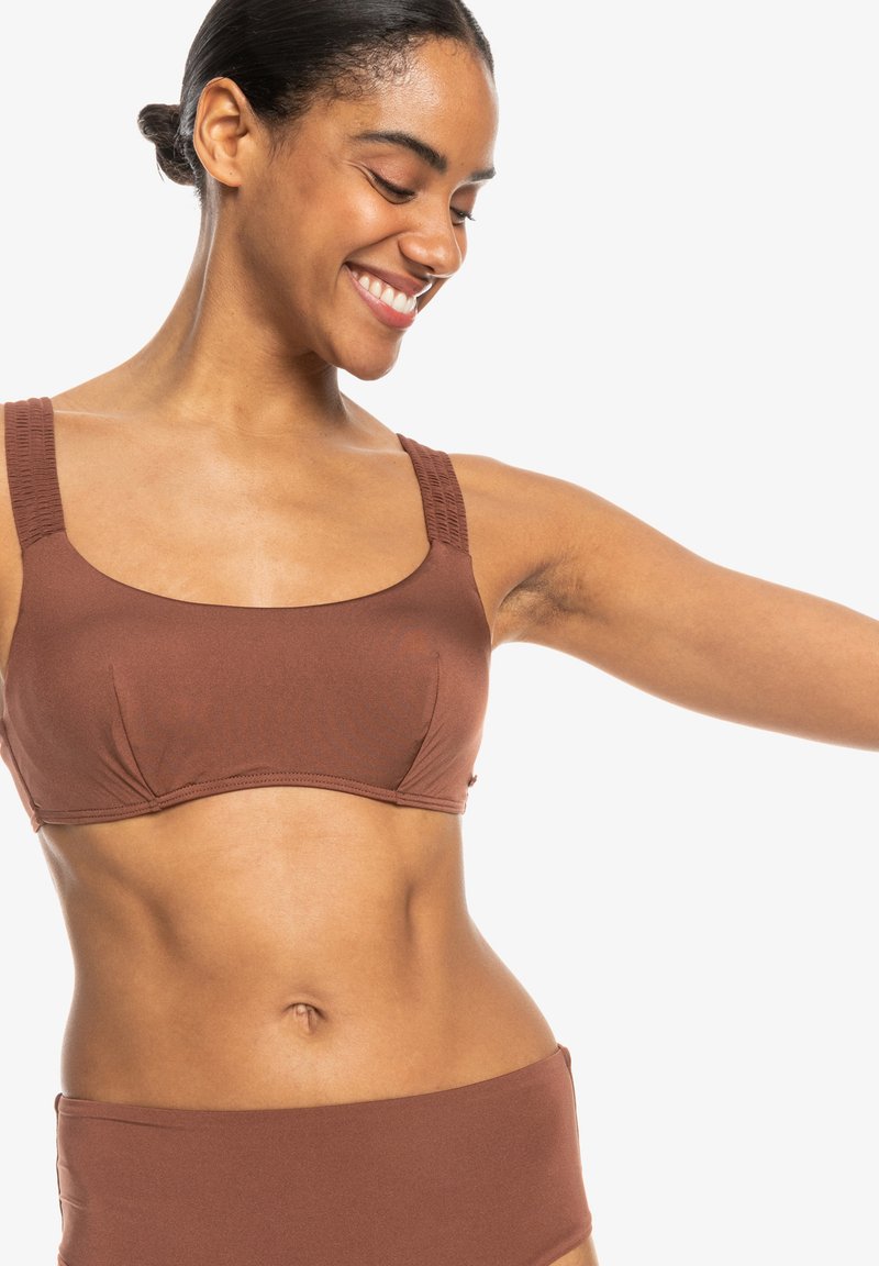 Hnědý bikiny top se čtvercovým výstřihem a širokými popruhy, s texturovanými akcenty. Hladká tkanina, přiléhavý design v kombinaci s kalhotkami s vysokým pasem.