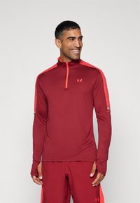 Rød langærmet skjorte med halv-zip krave, med kontrastorange detaljer på skuldre og manchetter, letvægts- og glat stof.