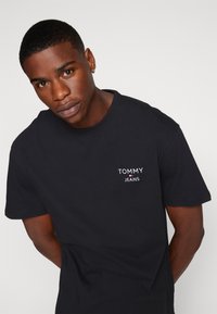 Tommy Jeans TEE - Jednoduché tričko - black