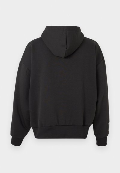 Schwarzer übergroßer Hoodie mit Kapuze und Kordelzug, gerippten Bündchen und geripptem Saum. Weicher Stoff mit glatter Textur. Keine sichtbaren Logos.