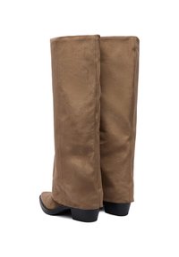 Brązowe, sztuczne skórzane botki do kolan o gładkiej fakturze, okrągłym nosku i niskim, kwadratowym obcasie. Zaprojektowane w dopasowanym kroju.