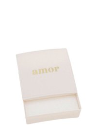 Liten vit rektangulär låda med ett glidlock, med ordet "amor" i guldskrift på toppen.