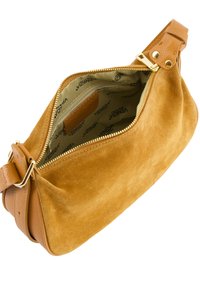Sac à main en daim beige avec une bandoulière en cuir lisse, doté d'une fermeture éclair dorée et d'un intérieur en tissu avec un motif de marque.