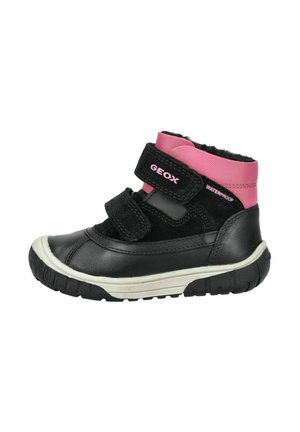 Botte montante étanche noire et rose avec des bandes Velcro, semelle en caoutchouc, dessus en cuir texturé et en suède, et intérieur rembourré.