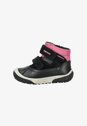 Botte montante étanche noire et rose avec des bandes Velcro, semelle en caoutchouc, dessus en cuir texturé et en suède, et intérieur rembourré.