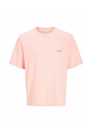 Camiseta de algodón rosa claro con cuello redondo y mangas cortas. Presenta un pequeño logo en el área del lado izquierdo del pecho. Textura suave.