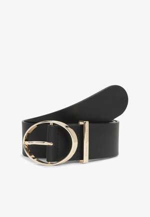 Μαύρη δερμάτινη ζώνη με στρογγυλή αγκράφα σε χρυσό τόνο και κομψό σχέδιο. Διαθέτει λεία υφή και διακριτική χάραξη του λογότυπου στη μεταλλική εξάρτηση.