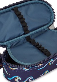 Custodia blu navy con motivi a onda, chiusura con zip e tessuto esterno testurizzato. L'interno presenta anelli elastici su una fodera blu chiaro per un'organizzazione ottimale.