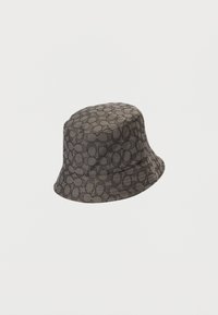 Καπέλο μπαケット από σκούρο γκρι ύφασμα, με μια διακριτική κυκλική σχέδιο. Έχει δομημένη σχεδίαση με φαρδύ χείλος, προσφέροντας υφή στην εμφάνιση.