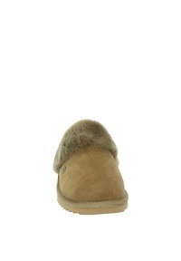 Tan suède pantoffel met een zachte voering van bont. Ronde neusvorm en platte rubberen zool. Bevat een klein logo-detail aan de zijkant.