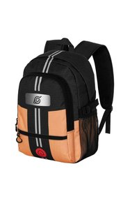 Sac à dos noir et orange avec des rayures horizontales, un patch logo, une poche zippée à l'avant et une poche latérale en mesh. Tissu durable et bretelles rembourrées.