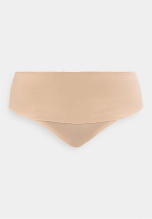 Biancheria intima da donna beige senza cuciture a vita alta, con una fascia larga in vita, realizzata in tessuto morbido ed elastico.