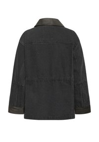 Czarna kurtka dżinsowa z kontrastującym skórzanym kołnierzem, długimi rękawami i widocznymi przeszyciami. Charakteryzuje się prostokątnym kształtem i prostym tyłem.