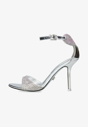 Sandale argentée à talons hauts avec une bride de cheville et une bande pour les orteils, toutes deux ornées de petits strass scintillants.