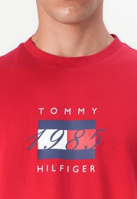 Tommy Hilfiger LINEAR FLAG GRAPHIC TEE UNISEX - T-shirts print - medium red