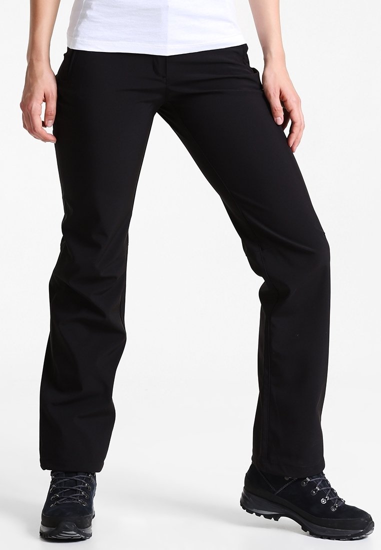 Pantalons extensibles noirs avec une coupe droite, des poches latérales et une texture lisse. Associés à des bottes de randonnée sombres et robustes.