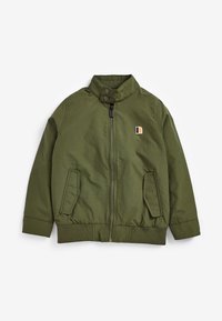 Grön lättviktig jacka, dragkedja framtill, ståkrage, två sidofickor, elastiska ärmslut, med en liten logotyp i orange och blått.