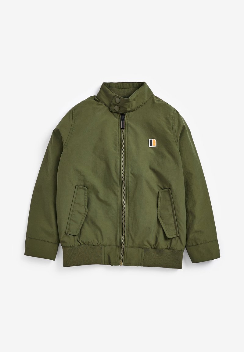 Grön lättviktig jacka, dragkedja framtill, ståkrage, två sidofickor, elastiska ärmslut, med en liten logotyp i orange och blått.