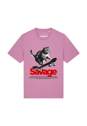 T-shirt rose avec un graphisme d'un chat sautant sur un skateboard au-dessus d'un grand texte rouge indiquant "Savage" et un texte motivationnel plus petit en noir en dessous.