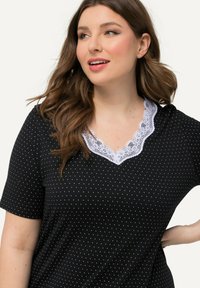 Ulla Popken POLKA DOT SHORT SLEEVE V-NECK  - Camisón - black