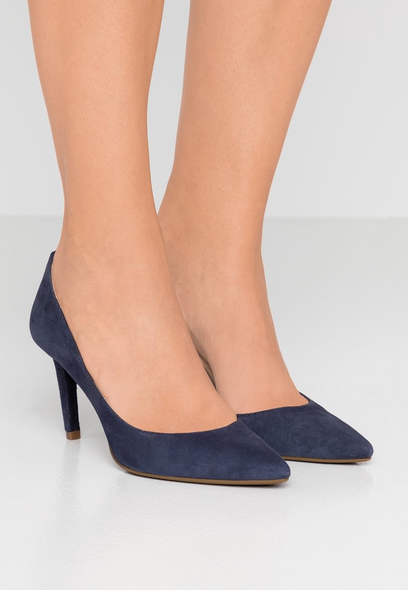 Námořnické modré semišové lodičky na vysokém podpatku s špičatou špičkou a elegantní siluetou, se hladkým povrchem a štíhlým stiletto podpatkem.