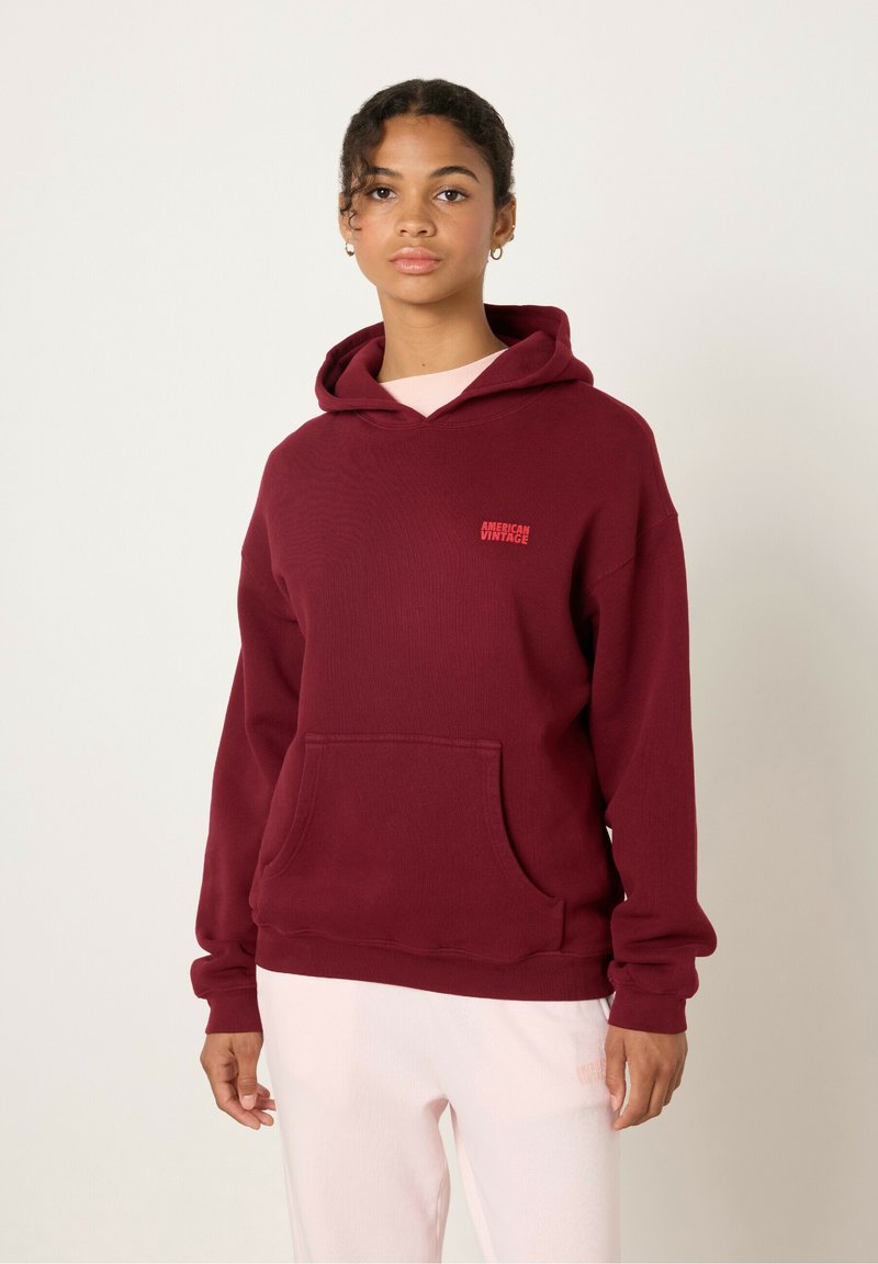 Bordeaux hoodie van zachte stof, met een voorkantzak, trekkoordcapuchon en het "American Vintage" logo in contrasterend rood.