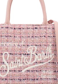 Borsa in tweed rosa con texture intrecciata, caratterizzata da testo ricamato bianco "Sognando il Paradiso Invernale di Saint Barth" e manici lisci rosa.