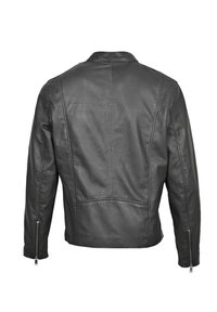 Giubbotto di pelle nera con un design strutturato, cuciture visibili, colletto rotondo e polsini con zip. Texture liscia e finitura opaca.