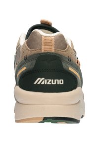 Scarpa atletica verde e beige con tomaia in suede e mesh testurizzati, colletto imbottito e suola in gomma. Presenta il marchio Mizuno sul tallone.