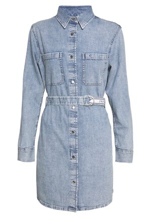 Jasnoniebieska dżinsowa sukienka koszulowa z długim rękawem, zapinana na guziki, z dwoma kieszeniami na piersiach, ostrym kołnierzem i białym paskiem Calvin Klein w talii.