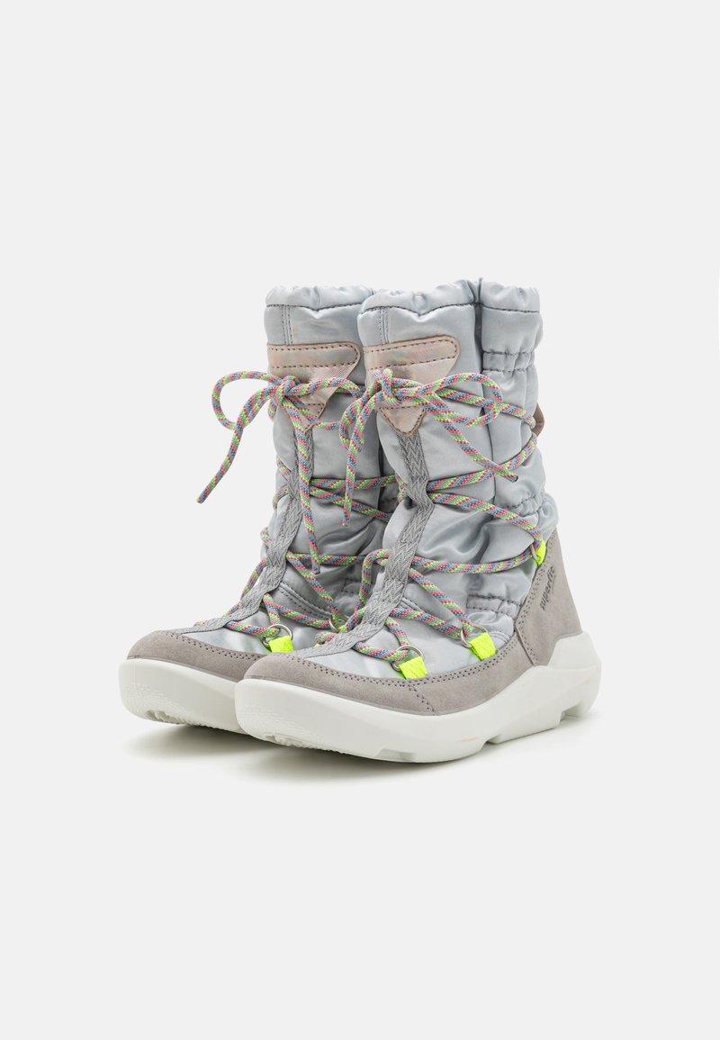 Graue synthetische und Wildlederstiefel mit bunten Schnürsenkeln, gepolstertem Schaft und neongrünen Akzenten. Sie verfügen über eine strukturierte weiße Sohle für besseren Halt.