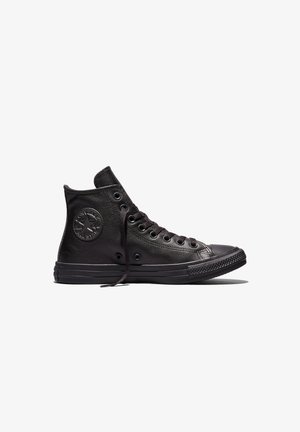 Schwarzer hoch geschnittener Ledersneaker mit Schnürsenkeln, Gummisohle und Markenlogo am Knöchel, seitlich auf weißem Hintergrund dargestellt.