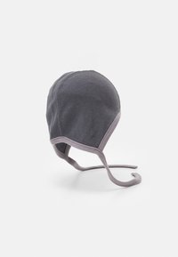 Chapeau en coton gris pour bébé avec une couronne arrondie, texture douce, et un liseré gris clair autour des bords et des liens. Conçu pour couvrir les oreilles.