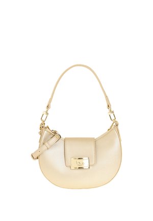 Piccola borsa a mezzaluna dorata con patta e chiusura rettangolare in oro, dotata di manico corto e tracolla removibile.