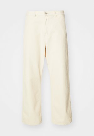 Kremne široke hlače iz bombaža z gumbom za zapiranje, zankami za pas in šivanim robom. Gladka tekstura, brez vidnih vzorcev.