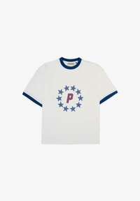 Camiseta blanca de manga corta con cuello y mangas de canalé azul, que presenta un gráfico central de una "P" rosa rodeada de estrellas azules.